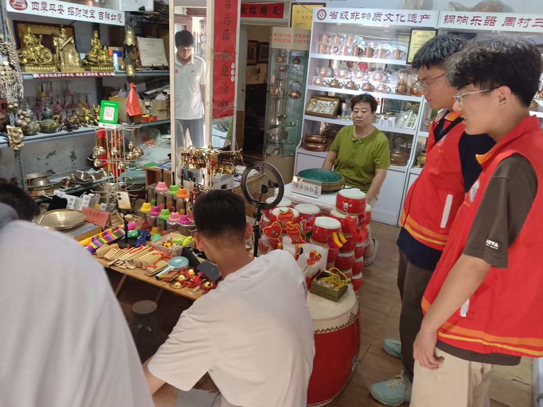 實(shí)踐隊(duì)員們調(diào)研非遺文化-銅響樂器(攝影 倪第豪)