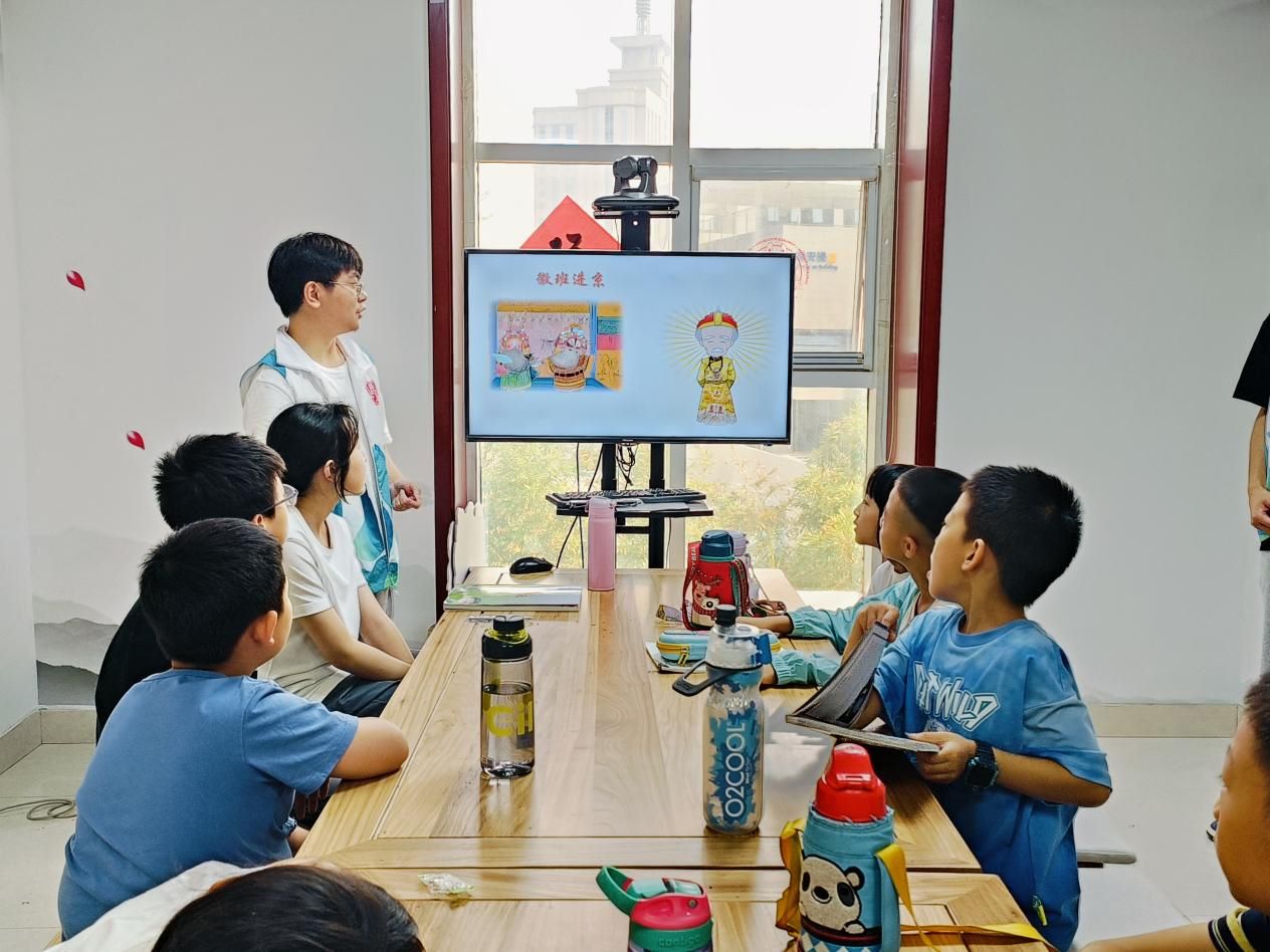 ɽ|W(xu)ϣСݡͯL(mng)@(hu)(sh)`F(tun) _չ硱ɫ(dng)