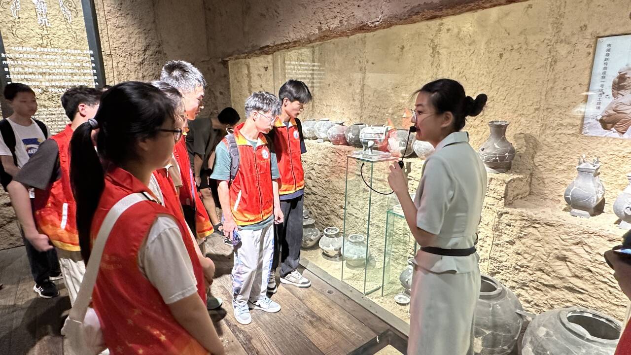 實(shí)踐隊(duì)員們?cè)隈雎犞v解員關(guān)于淄博歷史的解說(shuō)(攝影 宋澤鑫)