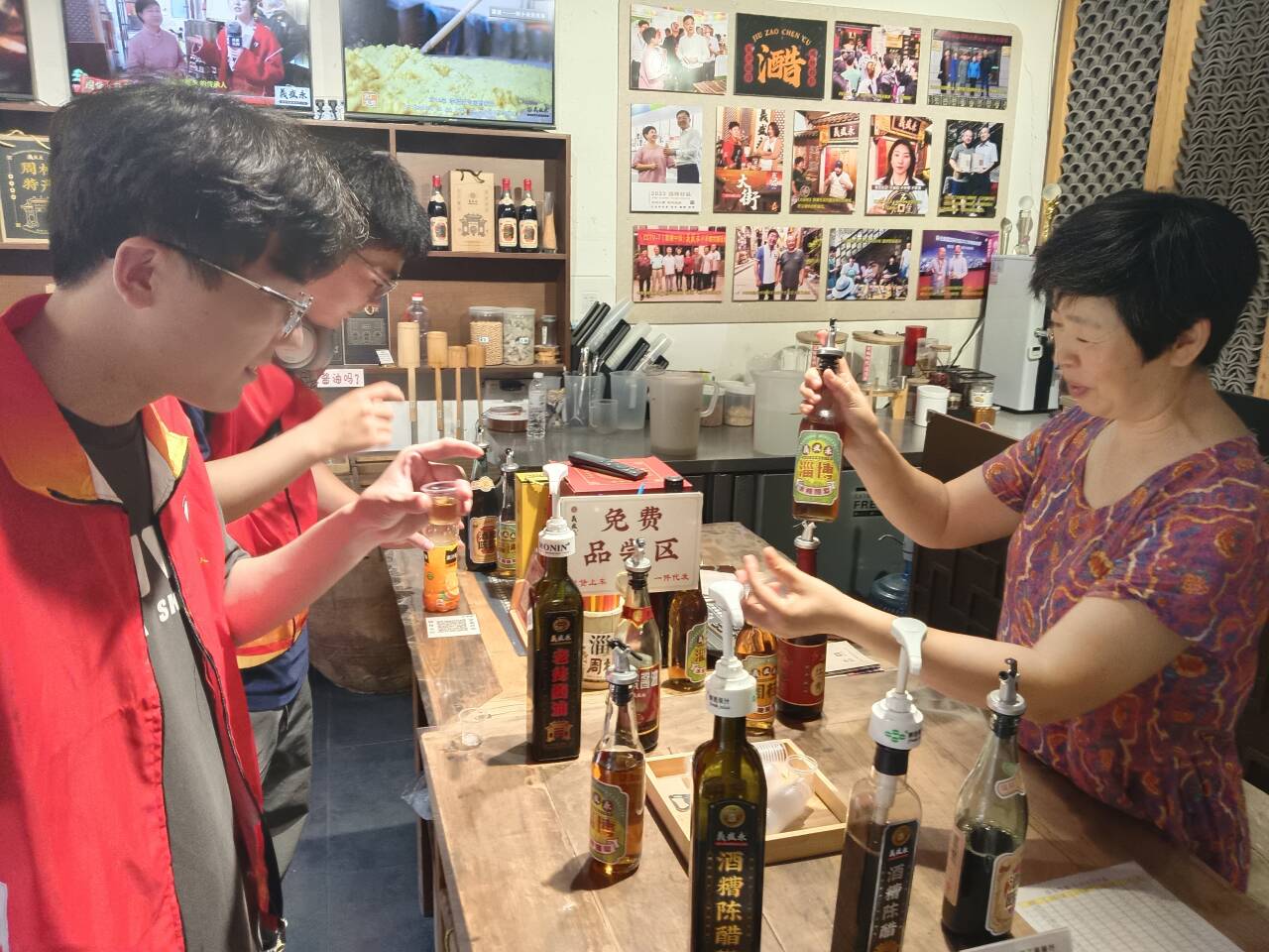 店鋪老板給實(shí)踐隊(duì)員們介紹周村陳酒(攝影 倪第豪)