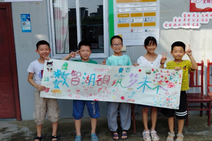 圖片4:小朋友們展示畫卷