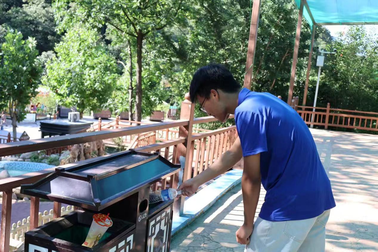 圖為實踐團成員在欒川動物園撿垃圾 周子煜 供圖